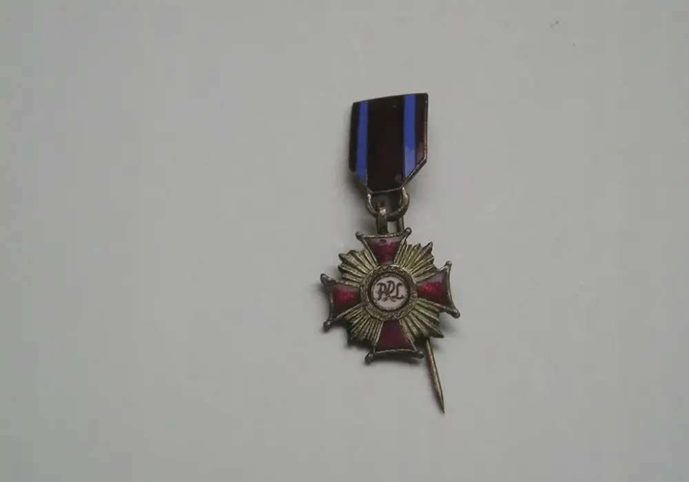 Krzyż Zasługi PRL: Poznaj historię tego odznaczenia już w 5 faktach