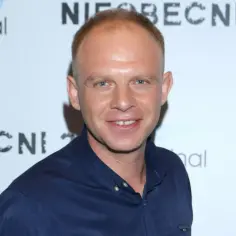 Kazimierz Mazur po przeszczepie włosów, uśmiecha się do kamery.
