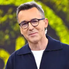 Maciej Kurzajewski w okularach, z mikroportem, uśmiecha się. Czyżby to był jego ostatni dzień wolności przed tym, jak Maciej Kurzajewski aresztowany?