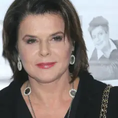 Alicja Resich-Modlińska, znana z walki z chorobą, na tle swoich zdjęć.