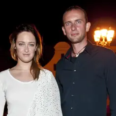 Matylda Damięcka z mężem na tle nocnej ulicy.