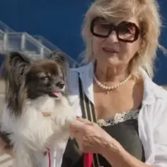 Anna Staszewska, żona Kazika, z pieskiem papillonem na rękach.