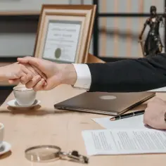 Gdzie w Radomiu można uzyskać darmowe porady prawne? Analiza