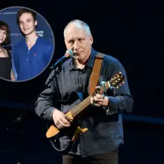 Kuba Sienkiewicz gra na gitarze, a w tle widać zdjęcie jego żony, Moniki Sienkiewicz, z innym mężczyzną.