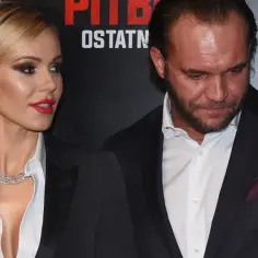 Doda i Stępień na premierze filmu. Ona w eleganckiej stylizacji z błyszczącym naszyjnikiem, on w garniturze.