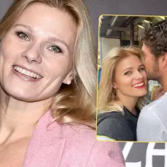 Anna Głogowska z partnerem, uśmiechnięta, w różowej marynarce i w ramionach ukochanego.