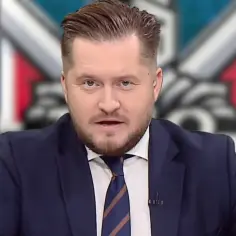 Michał Jelonek, dziennikarz, w garniturze i krawacie, na tle grafiki.