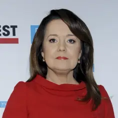 Danuta Holecka w czerwonej sukience, z błyszczącymi ustami i perłowymi kolczykami. Spekulacje o jej danuta holecka operacje plastyczne krążą od lat.