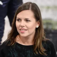 Uśmiechnięta Ola Kwaśniewska została mamą. Widać jej brązowe włosy i urocze kolczyki w kształcie kotków.