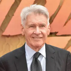Uśmiechnięty Harrison Ford w garniturze. Wszyscy fani mogą odetchnąć z ulgą, czy Harrison Ford żyje - tak, i wygląda świetnie!