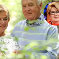 Gerard Makosz z żoną i matką. Uśmiechnięta para seniorów na tle zieleni, w okręgu wizerunek starszej pani.