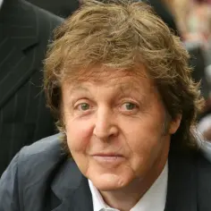 Paul McCartney, znany jako Sir Paul McCartney, w garniturze. Fani zastanawiają się, czy doktor Paul żyje, ale jego obecność na zdjęciu dowodzi, że ma się dobrze.