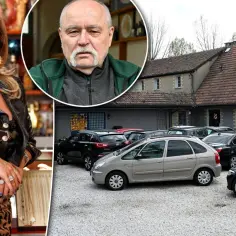Kobieta w panterce i skórzanej kurtce obok wizerunku Pawła K, ojca Conana, na tle komisu samochodowego.