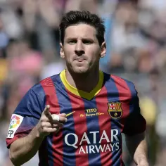 Piłkarz Leo Messi w koszulce Barcelony, jakby świętował dzień, kiedy urodził się Messi.