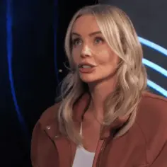 Blondynka w rudym swetrze, jakby kelnerka staraka przerywa milczenie, mówi coś do mikrofonu.