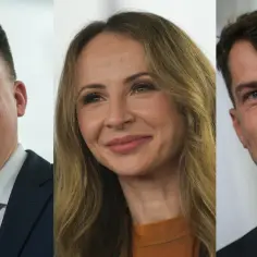 Marcin Bosacki i Aleksandra Gajewska uśmiechają się do obiektywu. Trzecia osoba na zdjęciu to mężczyzna z zarostem.
