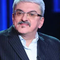 Marek Niedźwiecki w garniturze i okularach, z charakterystycznym wąsem.