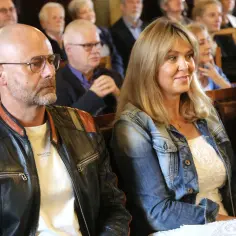 Mąż Ewy Wachowicz, w skórzanej kurtce, siedzi obok niej w pierwszym rzędzie.