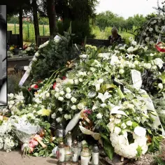 Pogrzeb Patryka Peretti. Ogromne wieńce i kwiaty na grobie, obok znicze. W lewym górnym rogu czarno-białe zdjęcie zamazanej twarzy.