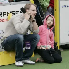 Maciej Stuhr z córką, która zmaga się z chorobą, podczas wydarzenia sportowego.