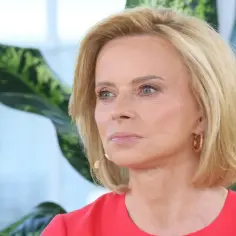 Jolanta Pieńkowska w czerwonej sukience, z blond włosami i kolczykami. Ile lat ma Jolanta Pieńkowska?