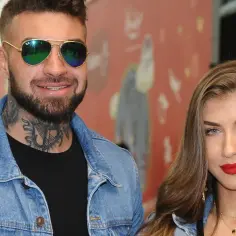 Majewski i Deynn w dżinsowych kurtkach, on w okularach przeciwsłonecznych, ona z czerwoną szminką.