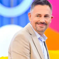 Uśmiechnięty Krzysztof Ibisz w beżowej marynarce. Zastanawiasz się, ile lat ma Krzysztof Ibisz?