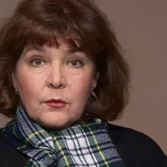 Portret Marty Lipińskiej, która nie żyje. Aktorka w kraciastym szalu.