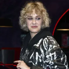 Katarzyna Englert na zdjęciach w skórzanej kurtce z białymi wzorami.