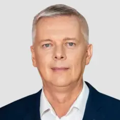 Portret Tomasza Krzysztofa Siemiona w granatowej marynarce i białej koszuli.