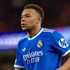 Piłkarz w niebieskiej koszulce Realu Madryt. Zastanawiasz się, ile lat ma Mbappé?