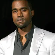 Kanye West w białej marynarce i czarnej koszuli, wygląda na zamyślonego. Czyżby Kanye West chory?