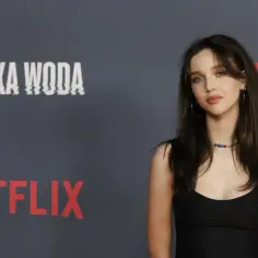 Młoda kobieta na tle napisu "WIELKA WODA" i logo Netflix. Wygląda jakby miała zaraz wskoczyć do wielkiej wody, niczym kot.