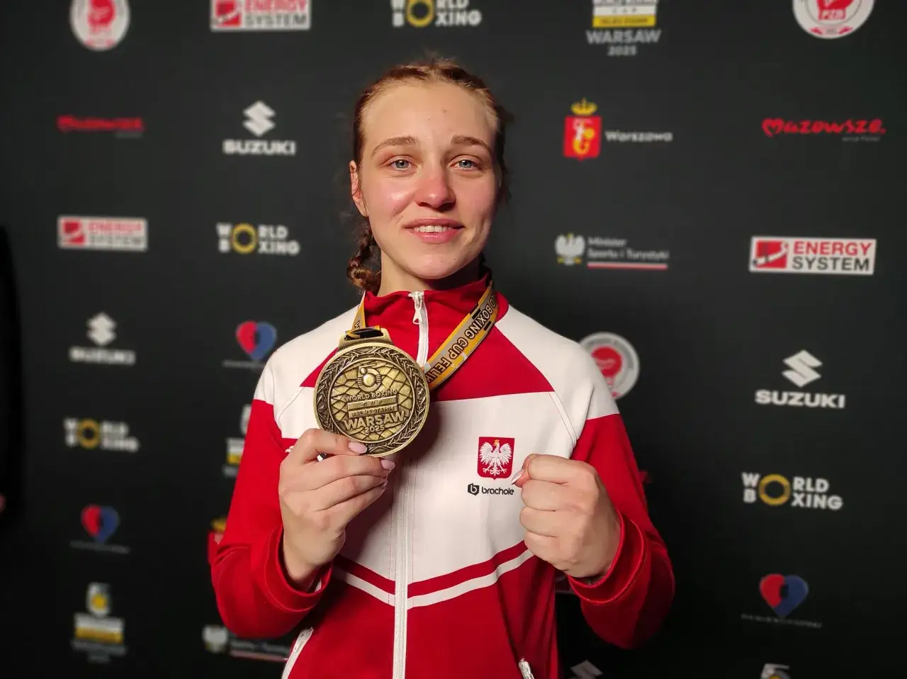 Julia Szeremeta, dumna z medalu, pokazuje swoje pochodzenie z Polski.