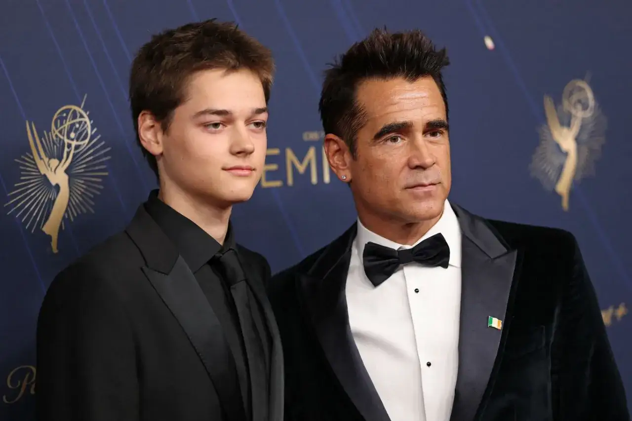 Henry Tadeusz Farrell, syn Colina Farrella, wspiera ojca na gali. Mimo choroby, Colin Farrell prezentuje się elegancko.