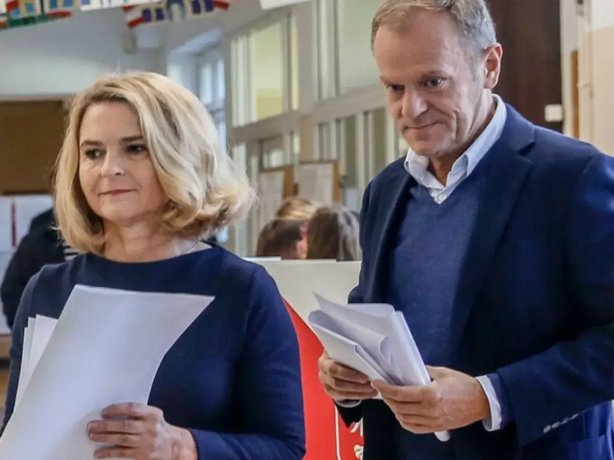 Żona Tuska, Małgorzata, z mężem Donaldem, trzymają dokumenty.