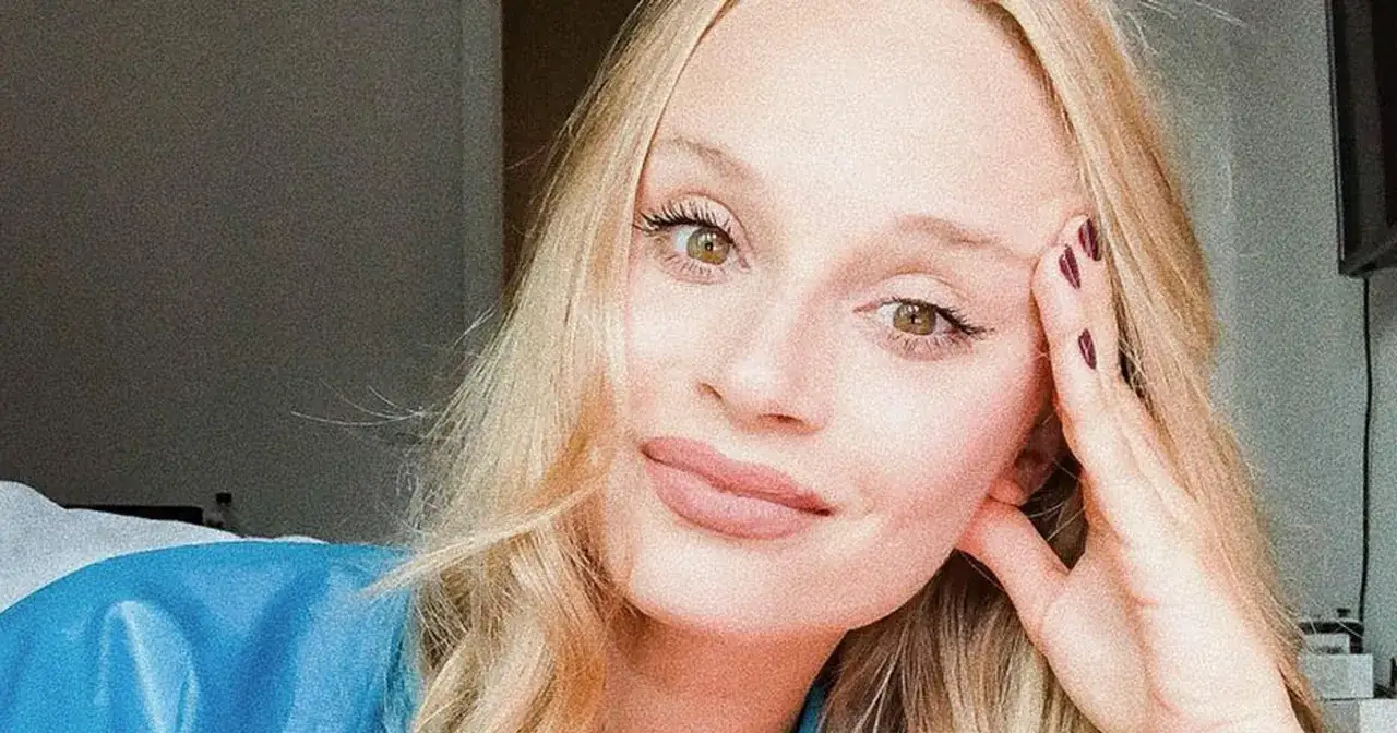 Sylwia Gaczorek, z burzą blond włosów i przenikliwym spojrzeniem, zastanawia się nad tym, ile lat ma Sylwia Gaczorek.