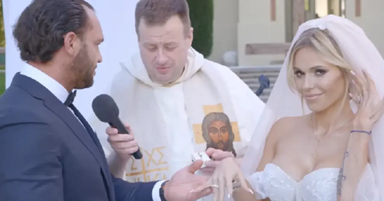 Doda i jej narzeczony stają przed ołtarzem, podczas ceremonii ślubnej.