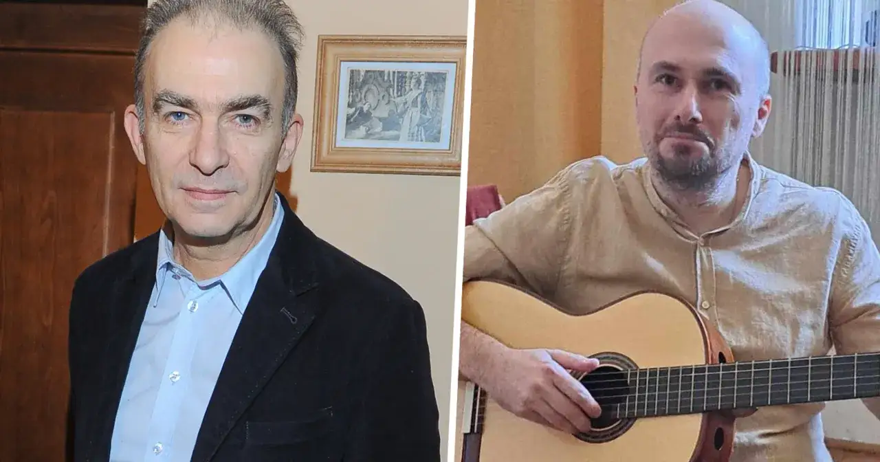 Seweryn Krajewski dzisiaj, w czarnym garniturze i błękitnej koszuli, obok mężczyzny grającego na gitarze.