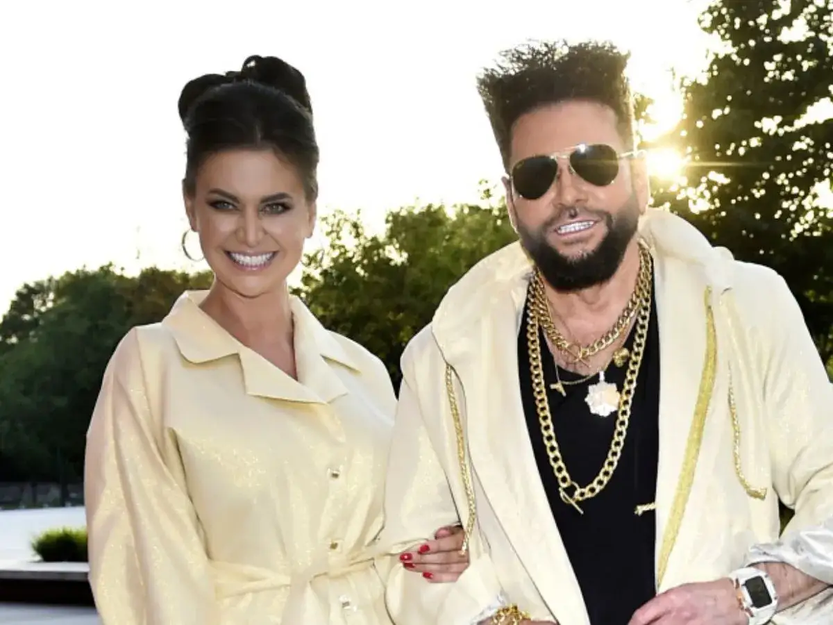 Rutkowski kiedyś i dziś: zjawiskowa kobieta u boku ekstrawaganckiego mężczyzny w złotych łańcuchach.