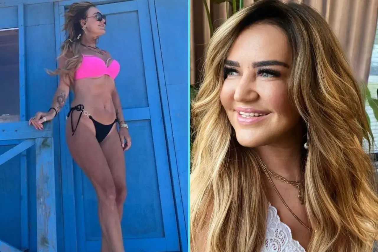 Agnieszka Kotońska kiedys w bikini na tle niebieskiej ściany i zbliżenie na jej uśmiechniętą twarz.