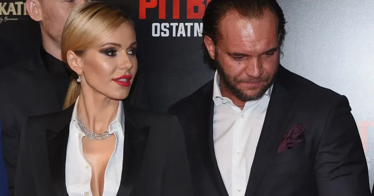Doda i Stępień na premierze filmu. Ona w eleganckiej stylizacji z błyszczącym naszyjnikiem, on w garniturze.