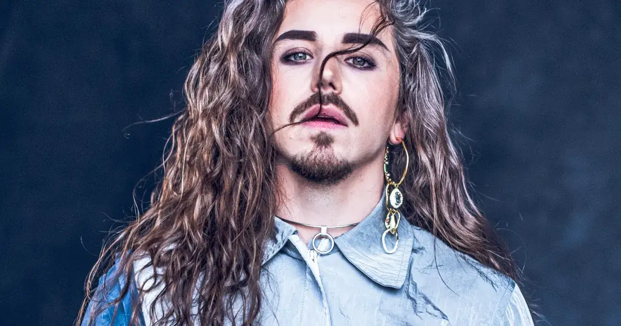 Michał Szpak z żoną, w stylizacji z długimi włosami i makijażem, prezentuje się zjawiskowo.