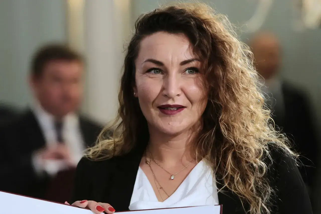 Monika Pawłowska, w wieku, który dodaje jej pewności siebie, z uśmiechem na twarzy.