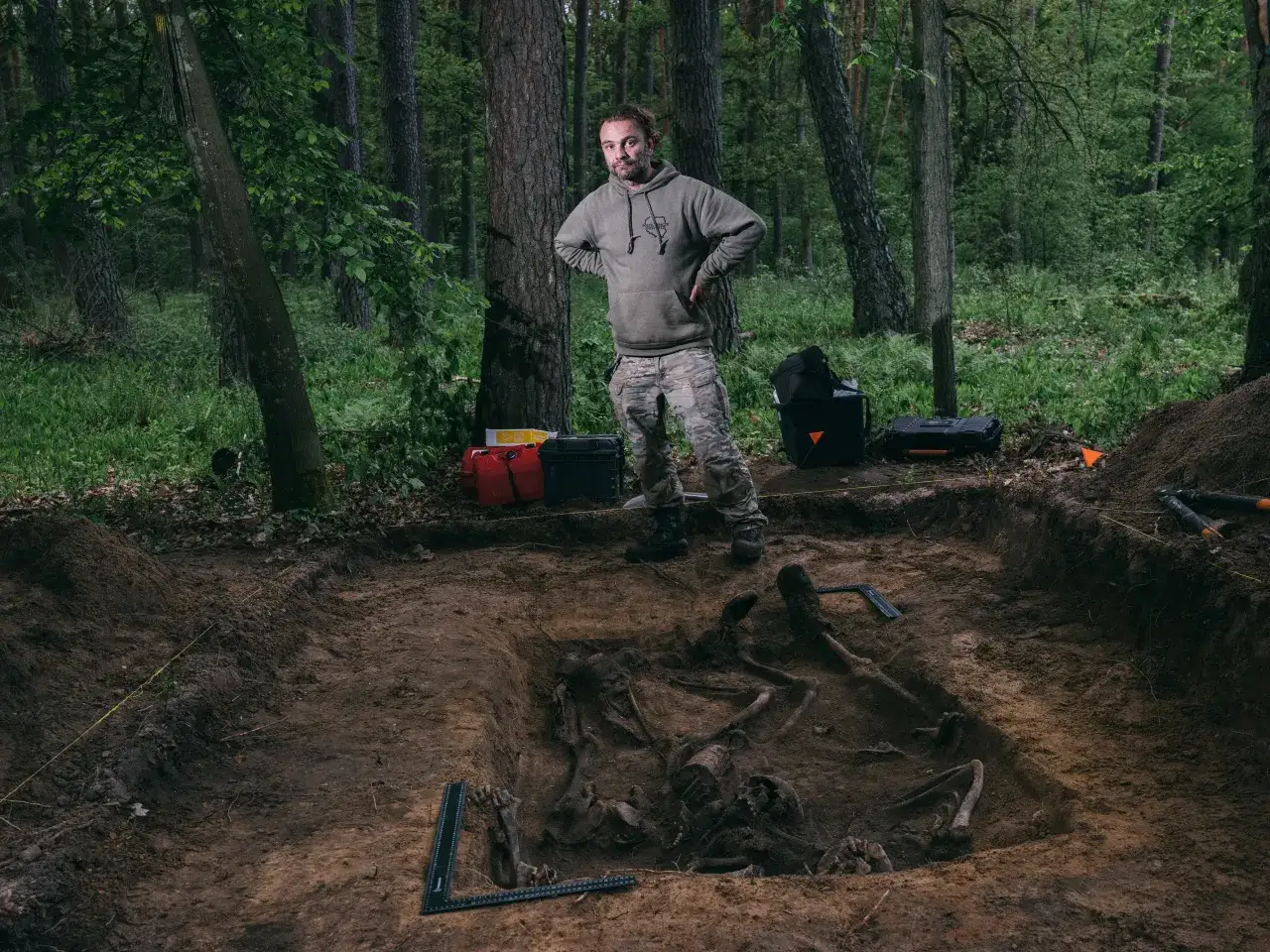 Archeolog bada szczątki w lesie. Nie wiadomo, ile lat ma Olaf Popkiewicz, ale jego praca jest fascynująca.