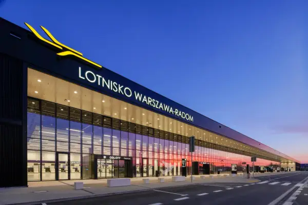 Lotnisko w Radomiu: kluczowe informacje o połączeniach i dojazdach.