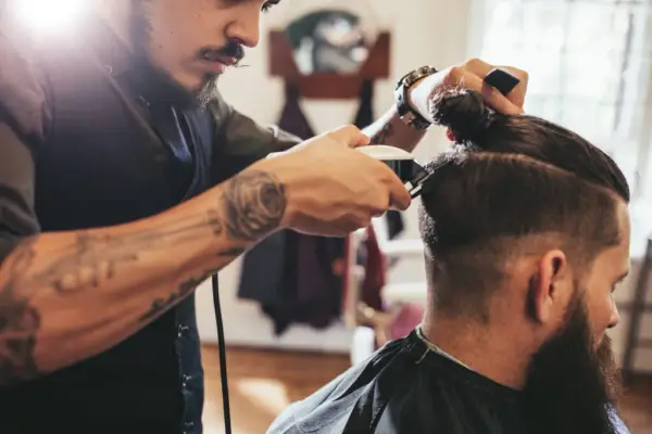 Kto to jest barber i dlaczego warto skorzystać z jego usług?